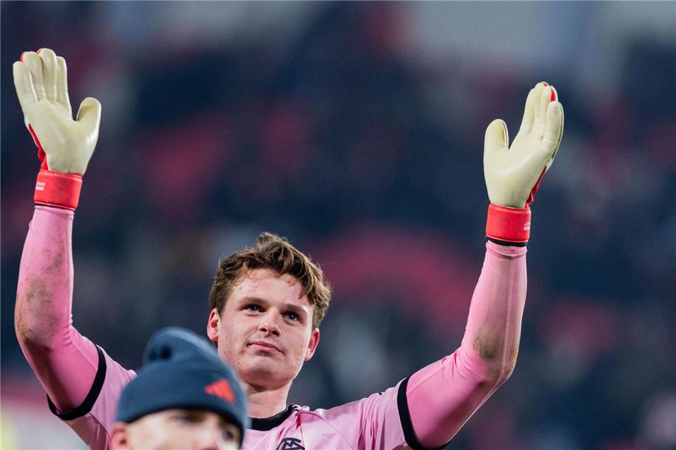 Jonas Urbig wurde beim Bayern-Sieg in Eindhoven zum Man of the Match gekürt.Rolf Vennenbernd/dpa