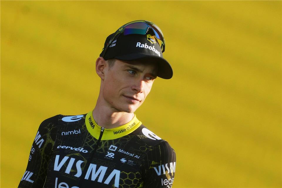 Jonas Vingegaard fordert seinen Dauerrivalen Tadej Pogacar bei der Tour heraus. Thibault Camus/AP/dpa