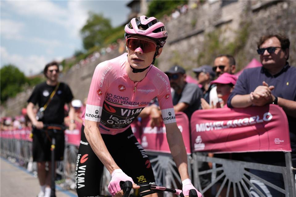 Jonas Vingegaard führt den Giro d’Italia weiter an.Massimo Paolone/LaPresse/AP/dpa