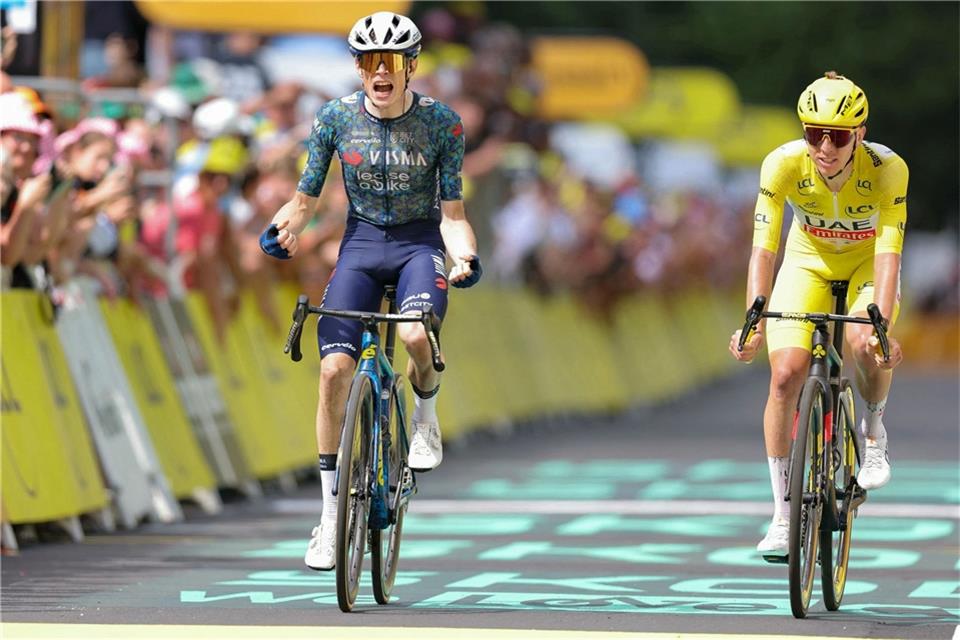 Jonas Vingegaard (l) setzte sich auf der elften Etappe vor Tadej Pogacar durch.