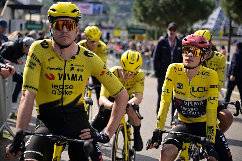 Jonas Vingegaard (r) sicherte sich erstmals den Gesamtsieg.Philippe Magoni/AP/dpa