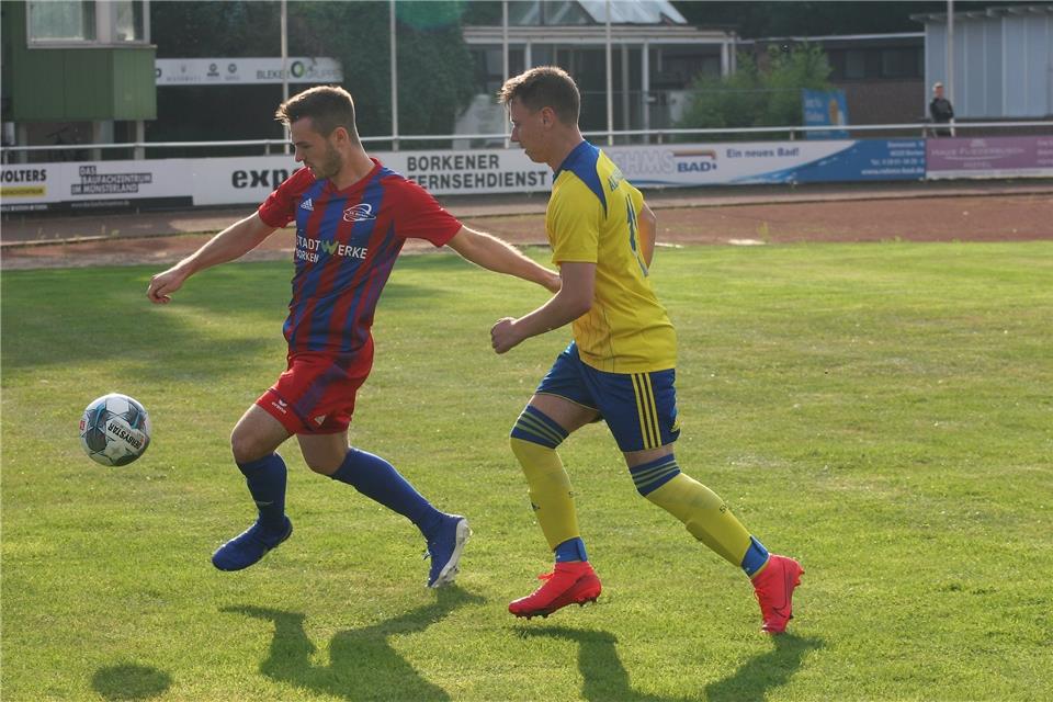 Jonas Weid (links) setzt sich in dieser Szene gegen Wesekes Krystian Neumann durch. Die SG Borken wurde beim 3:0-Heimerfolg ihrer Favoritenrolle gerecht.