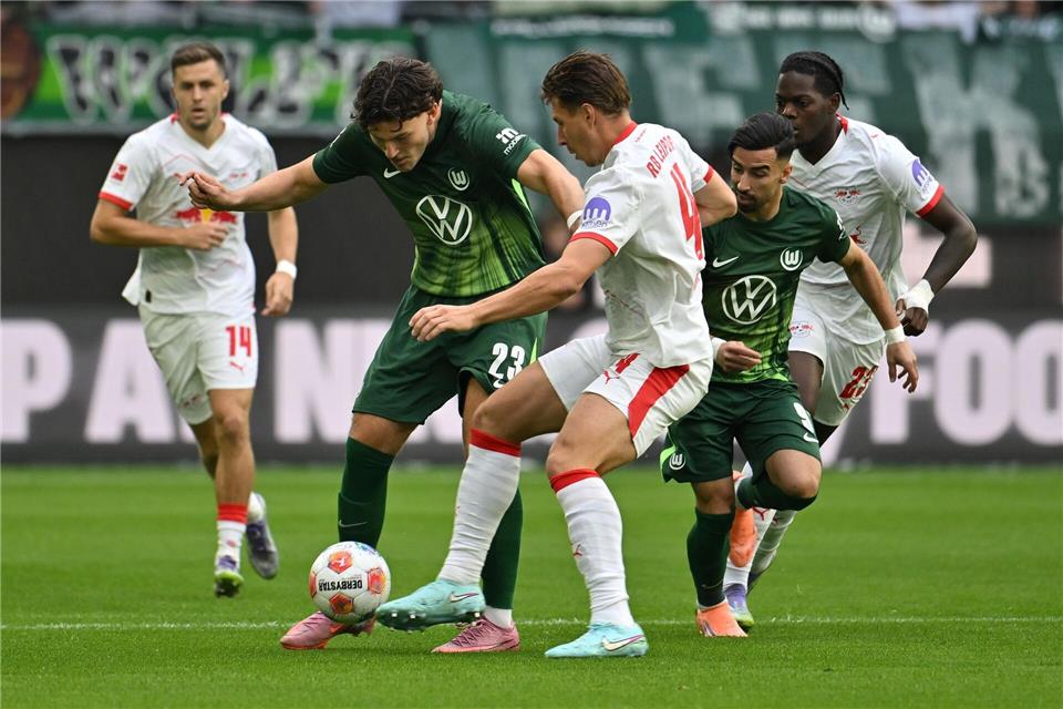 Jonas Wind (l) droht beim VfL Wolfsburg eine längere Pause. (Archivfoto)Swen Pförtner/dpa