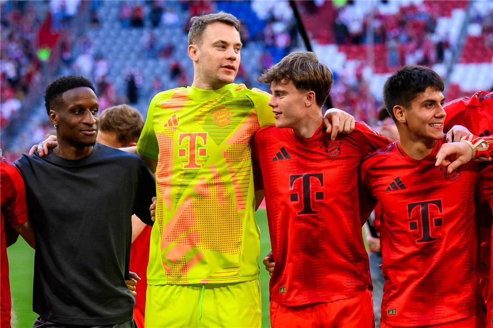 Jonathan Asp Jensen - rechts neben Torwart Manuel Neuer - wechselt nach Spanien. (Archivbild)Tom Weller/dpa