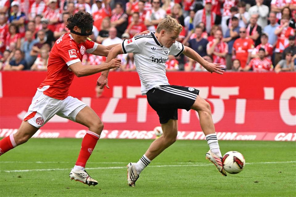 Jonathan Burkardt (r) hofft auf einen Anruf von Bundestrainer Jürgen Klopp.Torsten Silz/dpa