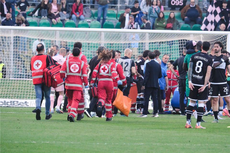 Jonathan Klinsmann musste auf dem Spielfeld behandelt werden.Vincenzo Orlando/LiveMedia-IPA/ZUMA Press Wire/dpa