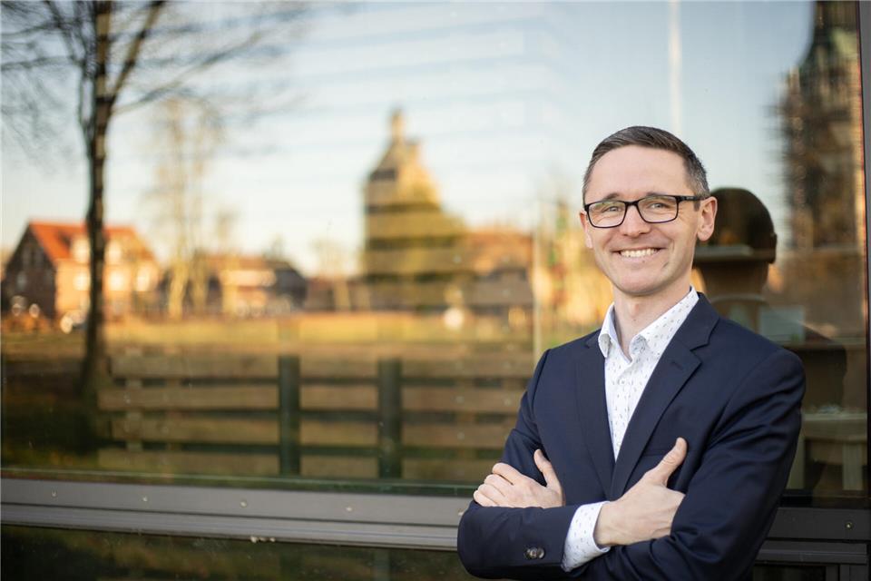 Jonathan Schmidt will Bürgermeister in Raesfeld werden und ist damit der vierte Bewerber bei der Kommunalwahl im September in der Gemeinde für dieses Amt.