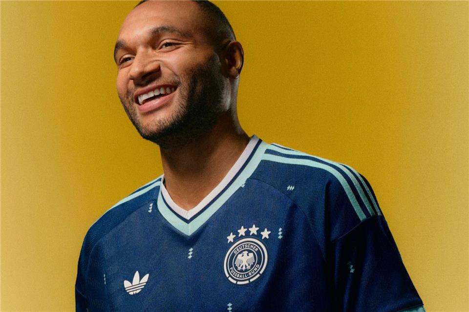 Jonathan Tah im neuen DFB-Auswärtstrikot.adidas/dpa