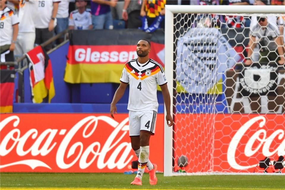 Jonathan Tah reagiert nach seinem verschossenen Elfmeter.Steven Senne/AP/dpa
