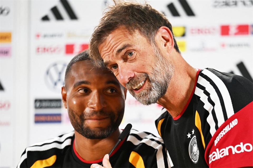 Jonathan Tah und Jürgen Klopp erlaubten sich ein Späßchen bei der Pressekonferenz. Federico Gambarini/dpa