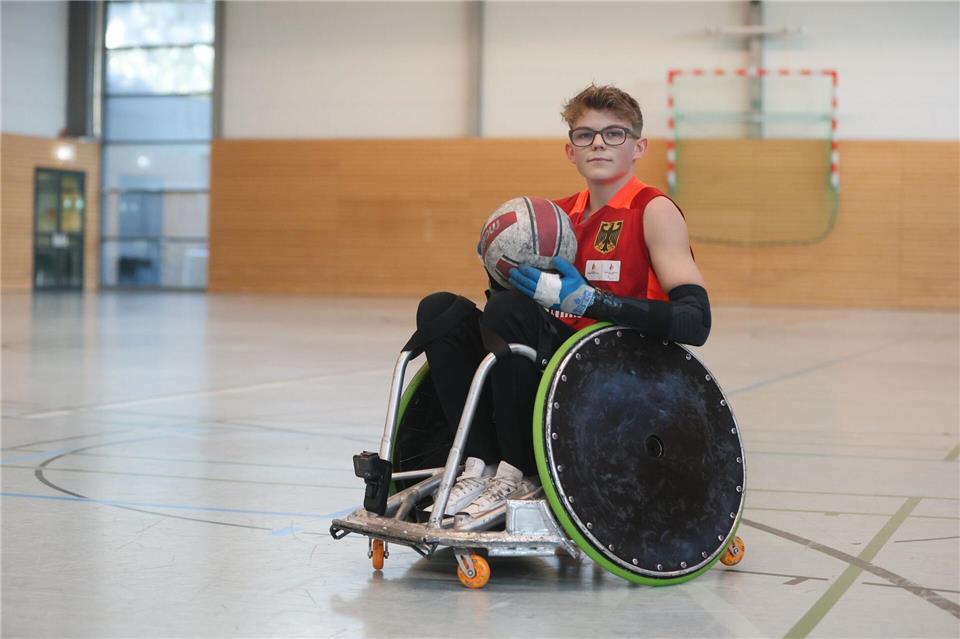 Jonte Küntzel sitzt wegen einer degenerativen Muskelerkrankung im Rollstuhl Christian Butt/dpa