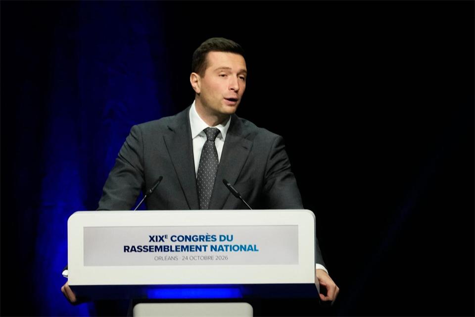 Jordan Bardella bleibt Parteichef der Rechtsnationalen in Frankreich. Teresa Suarez/AP/dpa