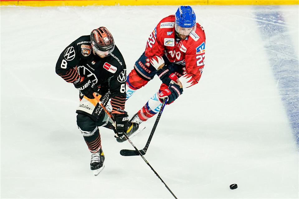 Jordan Murray (l) spielte einst für drei deutsche Eishockey-Clubs, darunter die Grizzlys Wolfsburg. (Archivbild)Uwe Anspach/dpa