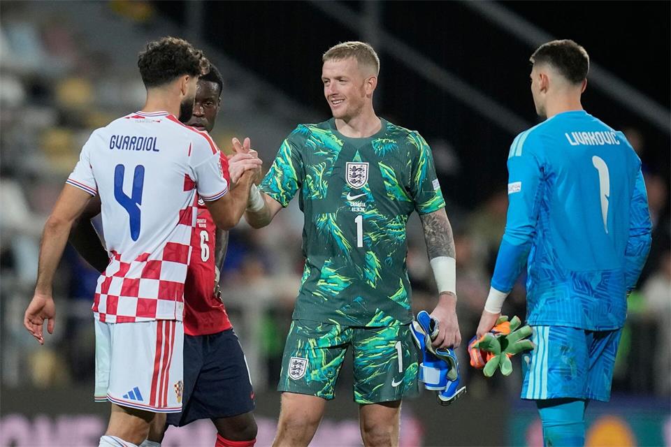 Jordan Pickford (M) muss sich vor Gericht verantworten.Darko Bandic/AP/dpa