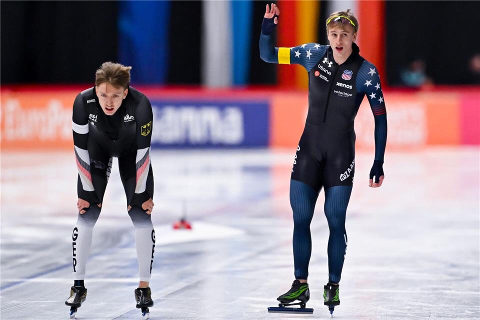 Jordan Stolz jubelt, Finn Sonnekalb (l) ist geschlagen.Sven Hoppe/dpa