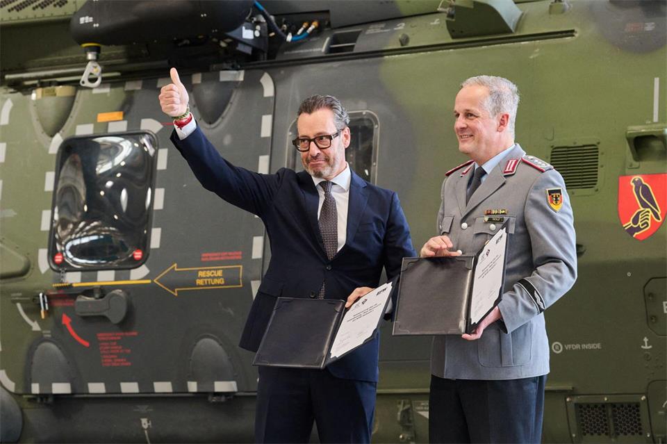 Jordi Boto, Geschäftsführer Elbe Flugzeugwerke (EFW, l), und Oberst i.G. Frederik Holz bei der Unterzeichnung des Wartungsvertrags. Robert Michael/dpa