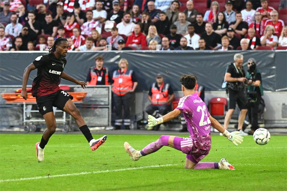 Jordy Makengo trifft zum 4:1 für Freiburg. Federico Gambarini/dpa