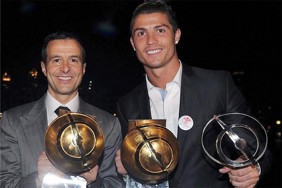 Jorge Mendes (l) soll Berichten zufolge nicht mehr Berater von Ronaldo sein.