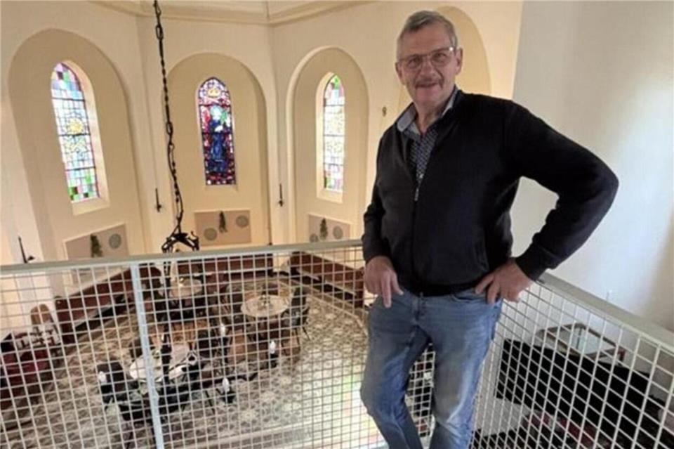 Jos Scholte van Mast im Obergeschoss der ehemaligen Kirche in Rekken: Von der Balustrade aus öffnet sich der Blick in den lichten Kirchenraum, der eine neue Nutzung erhalten hat.