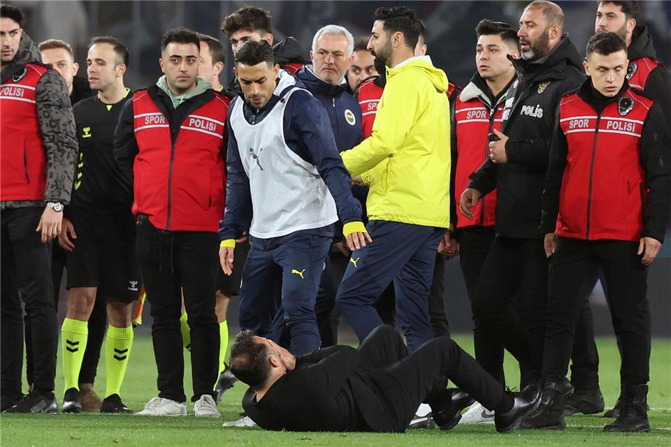 José Mourinho (M) nach seinem tätlichen Angriff.Murat Akbas/DIA Photo via AP/dpa