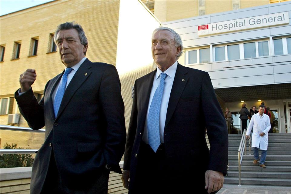 José Santamaría (r), hier mit Enrique Perez, war eine Club-Legende bei Real Madrid. (Archivbild)FERNANDO BUSTAMANTE/AP/dpa