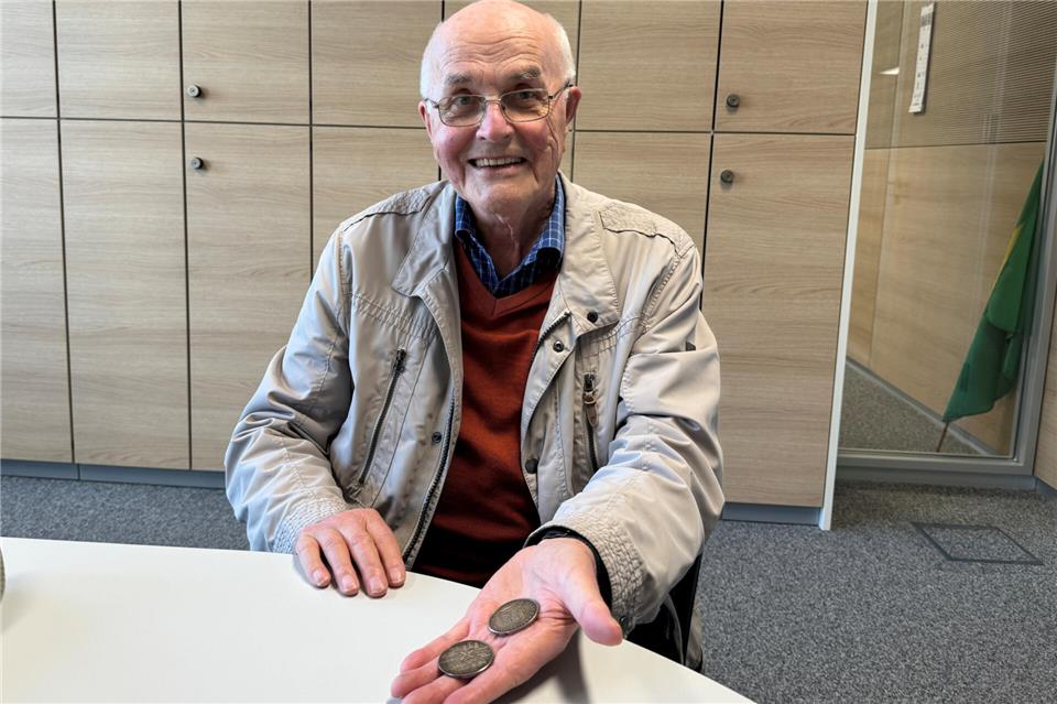 Josef Droste freut sich, dass es auch Jubiläumsmünzen in Borken geben soll. Zu seinen Lieblingsstücken zählt die Rekener Jubiläumsmünze aus dem Jahr 1989.