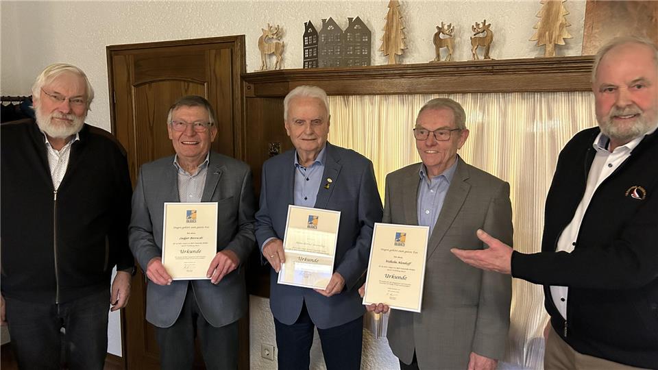 Josef Eversmann, 2. Vorsitzender (l.) und Robert Busch, 1. Vorsitzender (r.) gratulieren den Jubilaren Ludger Borowski, Hans-Bernd Beumling und Willi Nienhoff (v.l.).