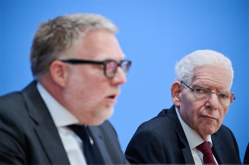 Josef Schuster (r), Präsident des Zentralrats der Juden in Deutschland, hört dem Jura-Professor Steffen Augsberg zu.Sebastian Christoph Gollnow/dpa