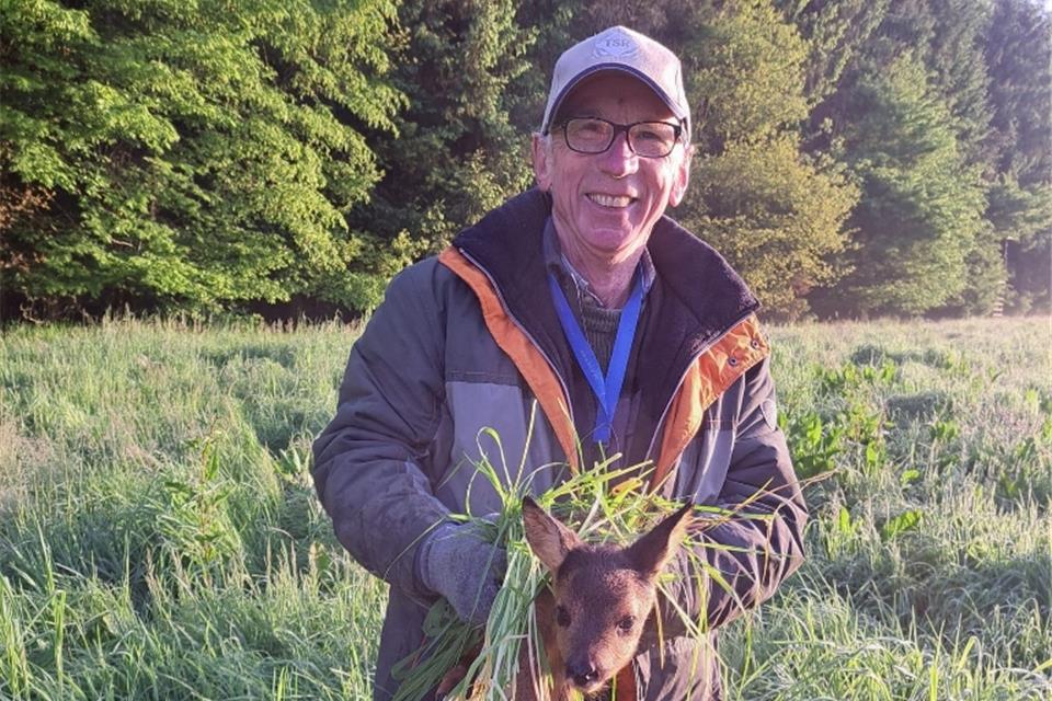 Josef Wallmeyer gehört mit zum Kitzrettungsteam. Er war glücklich als sie die ersten Tiere finden und retten konnten.