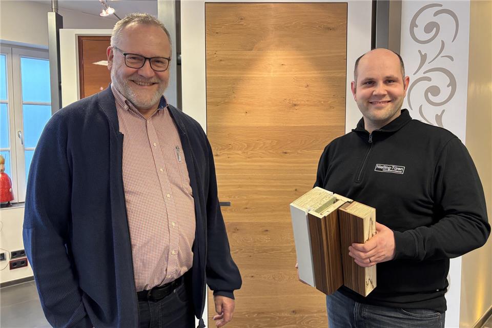 Josef und Jonas Nießing sind die Geschäftsführer von Türen Nießing. Das Unternehmen wird 90 Jahre alt.