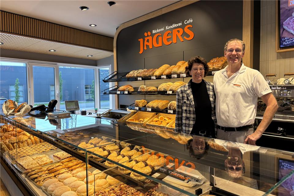 Josef und Silvia Jägers freuen sich über den modernen Laden mit vergrößerter Theke.