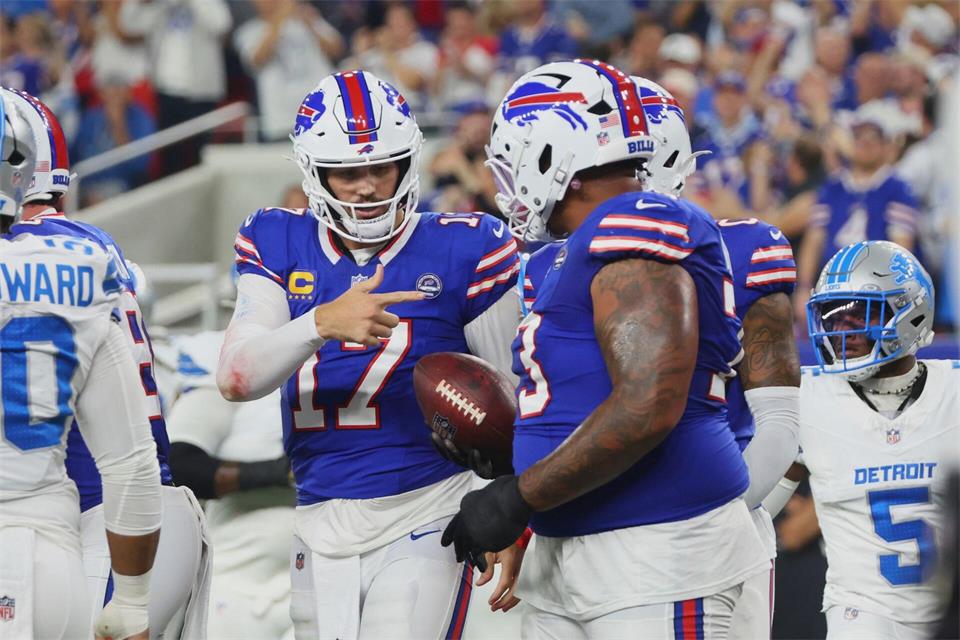 Josh Allen (Mitte) führte die Bills zum ersten Heimsieg im neuen Stadion.Jeffrey T. Barnes/AP/dpa