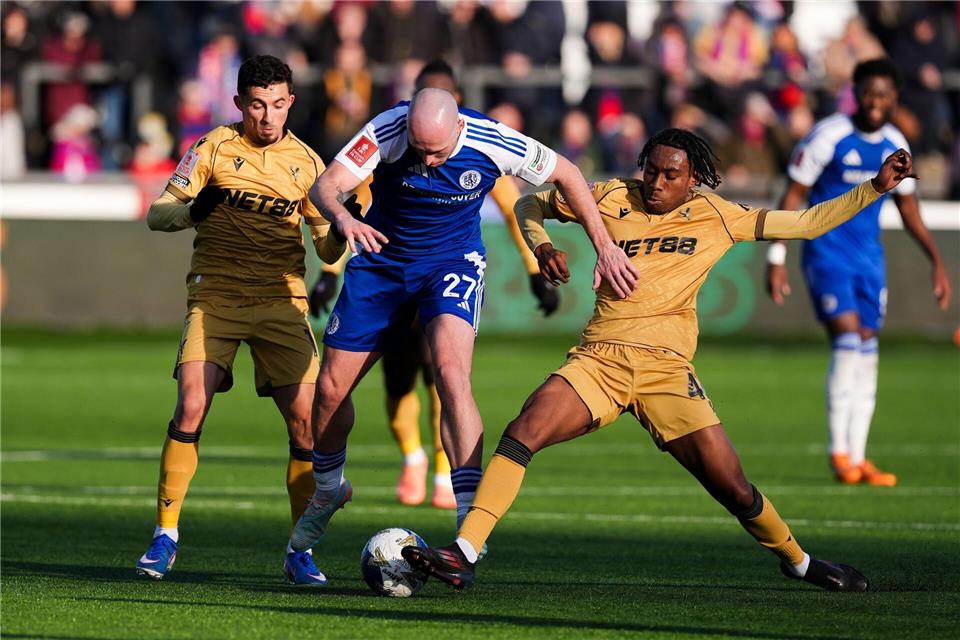 Josh Kay (M) von Macclesfield Town setzt sich gegen die Abwehr von Crystal Palace durch.Martin Rickett/PA/AP/dpa