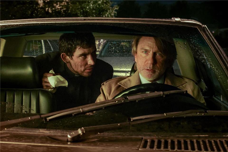 Josh O’Connor stiehlt Daniel Craig in „Wake Up Dead Man“ die Show.John Wilson/Netflix/dpa