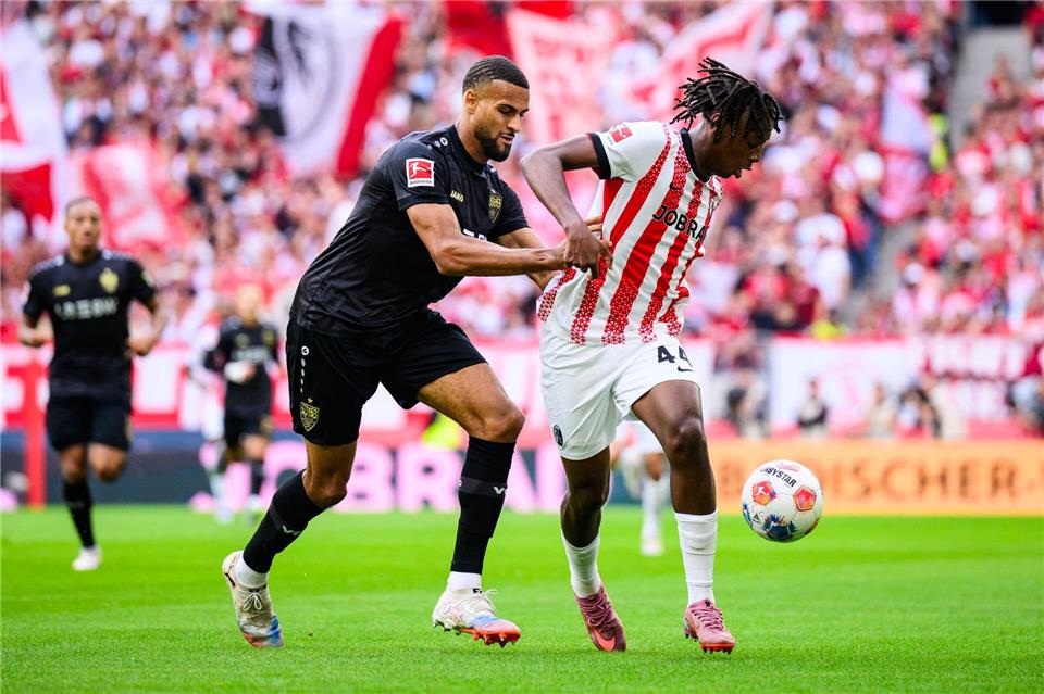 Josha Vagnoman und der VfB Stuttgart empfangen den SC Freiburg mit Johan Manzambi Tom Weller/dpa