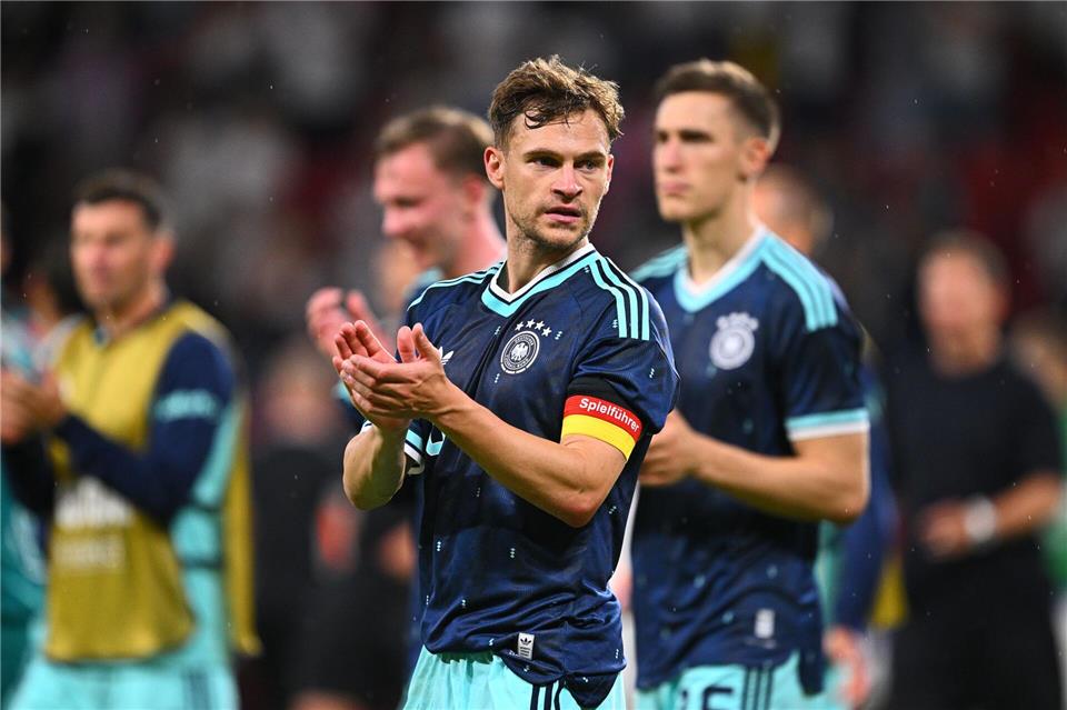 Joshua Kimmich applaudiert nach dem Testsieg gegen Finnland. (Archivbild) Tom Weller/dpa