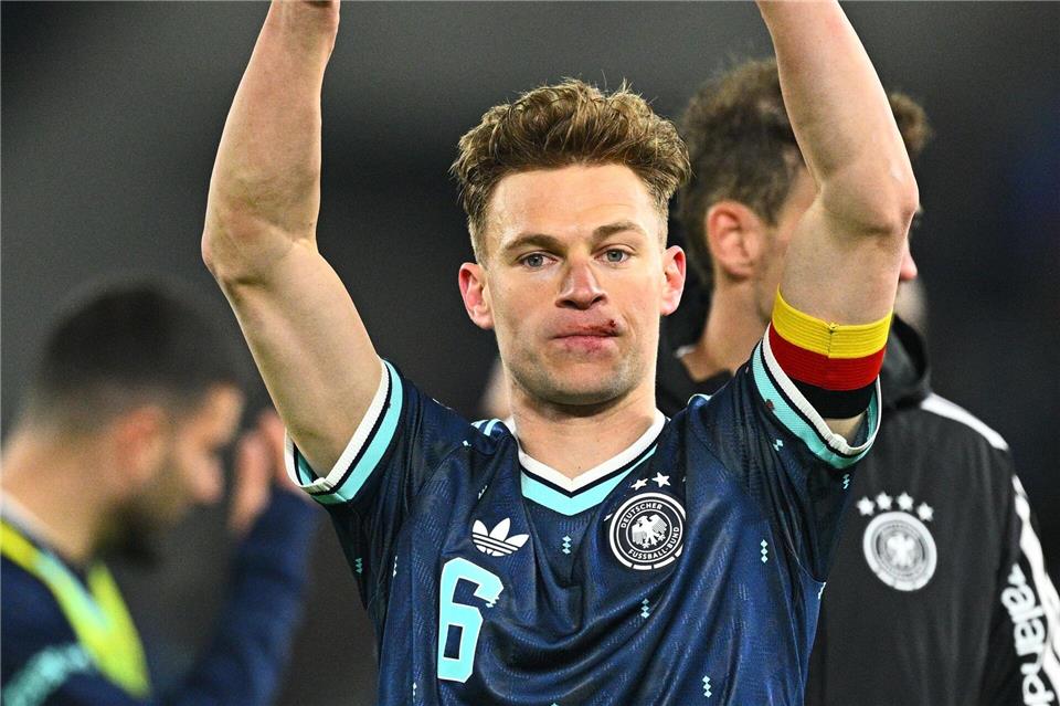 Joshua Kimmich feiert mit einer Verletzung an der Lippe den Sieg in der Schweiz. Tom Weller/dpa