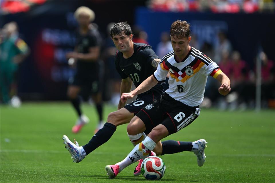 Joshua Kimmich im Zweikampf bei der WM-Generalprobe gegen die USA. Federico Gambarini/dpa