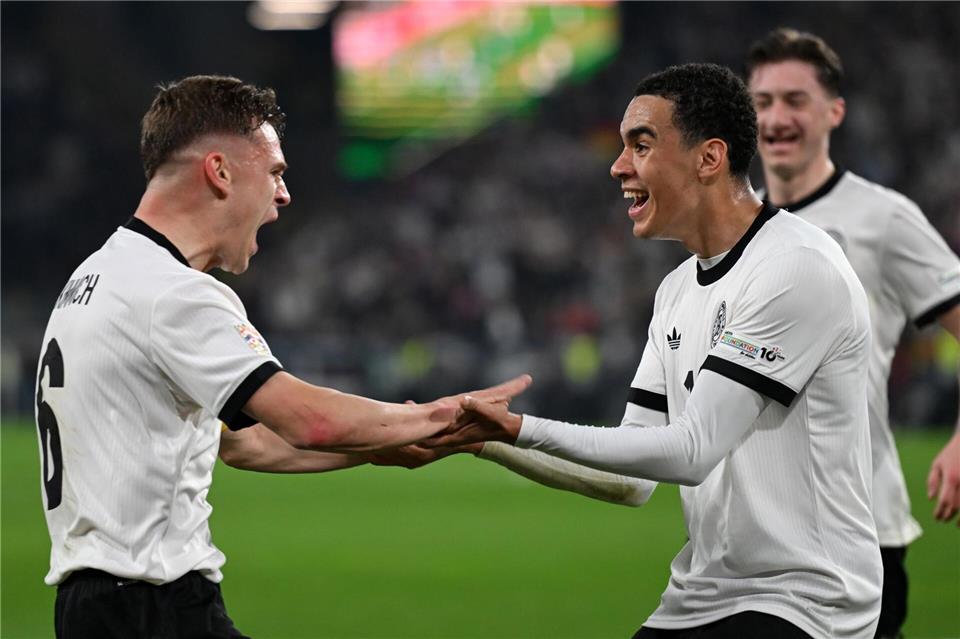 Joshua Kimmich (l) und Jamal Musiala feiern ihren Tor-Clou.Fabian Strauch/dpa