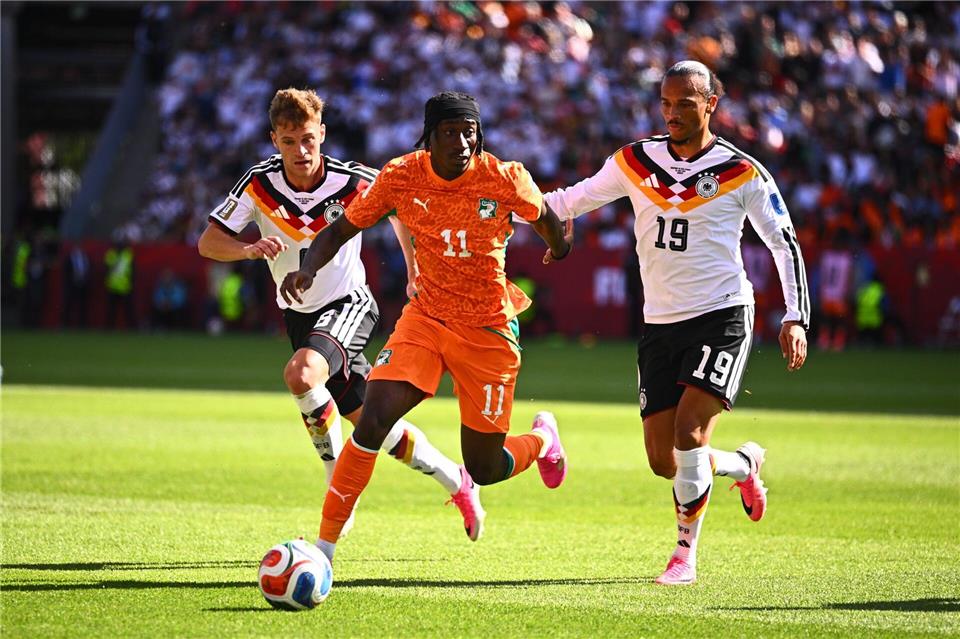 Joshua Kimmich (l.) wird weiter für die Nationalmannschaft spielen. Doch was wird aus Leroy Sané (r.)? (Archivbild)Tom Weller/dpa