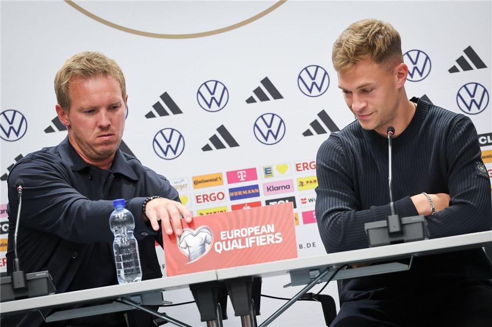Joshua Kimmich (r) macht sich über die Transfersummen im Fußball seine Gedanken. Christian Charisius/dpa