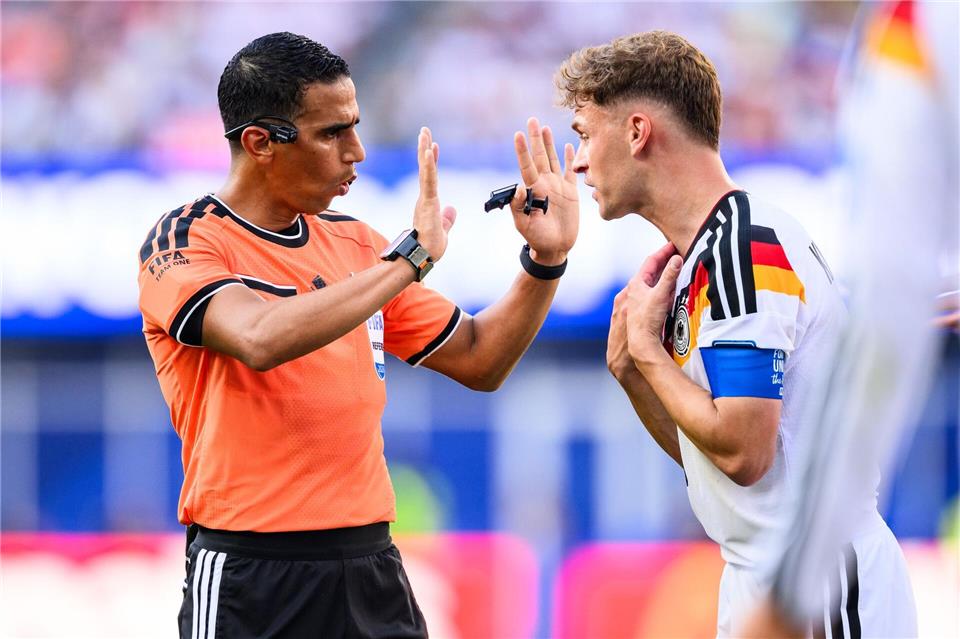 Joshua Kimmich (r) spricht mit Schiedsrichter Jalal JayedTom Weller/dpa