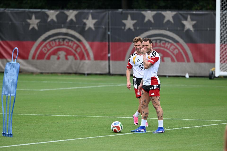 Joshua Kimmich und David Raum sorgen für Spaß im DFB-Camp. Federico Gambarini/dpa