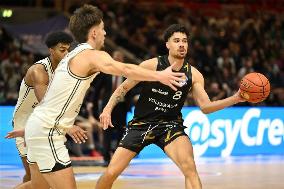 Joshua Obiesie und die Basketball Löwen Braunschweig steigen aus der Bundesliga ab. (Archivbild)Swen Pförtner/dpa