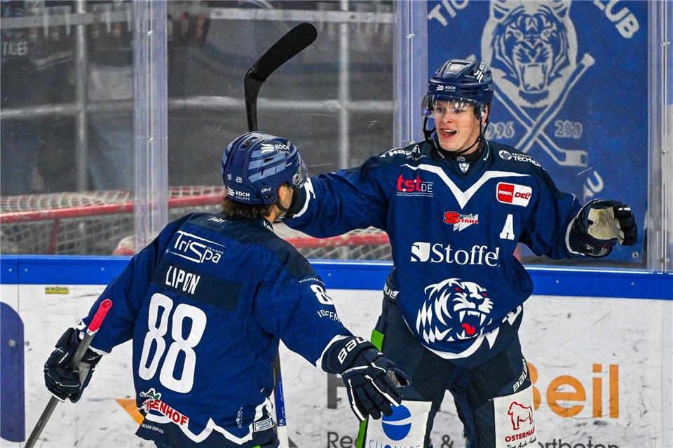 Joshua Samanski (r) spielt in der kommenden Saison in der NHL bei den Edmonton Oilers.Armin Weigel/dpa