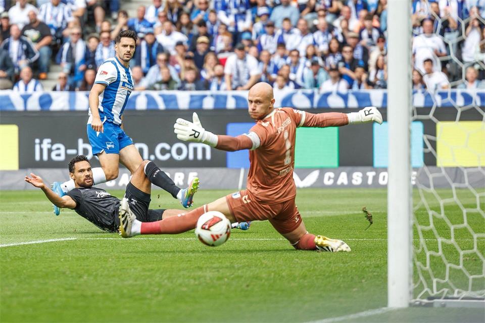Josip Brekalo erzielt die frühe Führung für Hertha BSC. Andreas Gora/dpa