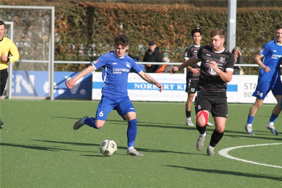 Jost Gehling (links, hier im Zweikampf mit dem Dorstener Jan-Luca Husmann) musste sich gestern Nachmittag gegen den SV Dorsten-Hardt mit 2:3 geschlagen geben.