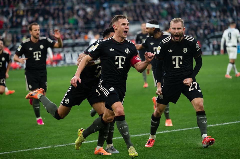 Bayern treffen spät zum Sieg nach großem Gladbacher Kampf Josuha Kimmich (M) brachte den FC Bayern in Führung.Marius Becker/dpa