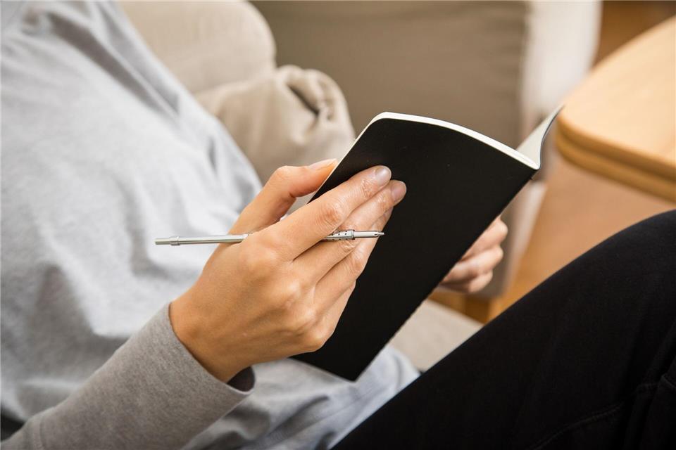 Journaling ist eine beliebte Mental-Health-Praxis - es gibt aber viele Mythen dazu.picture alliance / dpa-tmn