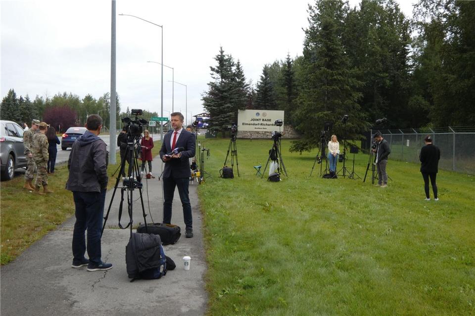 Journalisten bereiten sich auf das Treffen von Trump und Putin in Alaska vor. Luzia Geier/dpa
